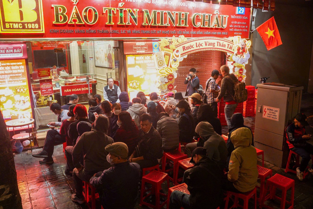 Người dân chen chân xếp hàng mua vàng ngày vía Thần Tài