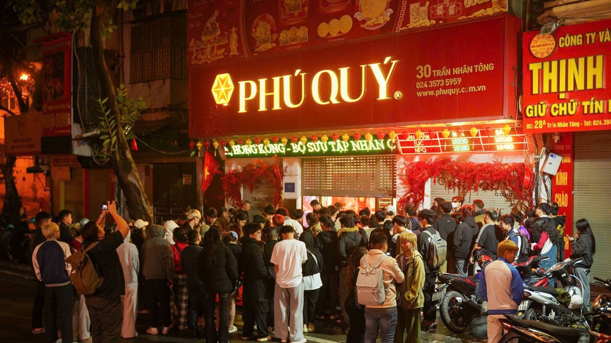Người dân chen chân xếp hàng mua vàng ngày vía Thần Tài