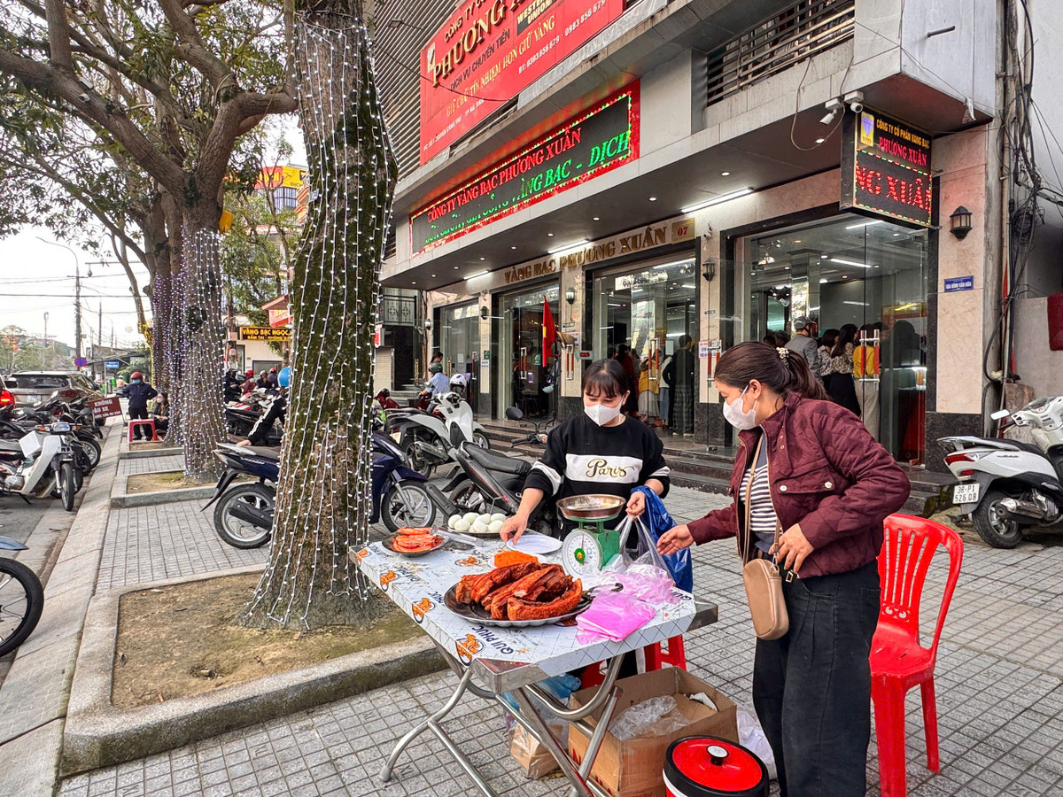 Người dân chen chân xếp hàng mua vàng ngày vía Thần Tài