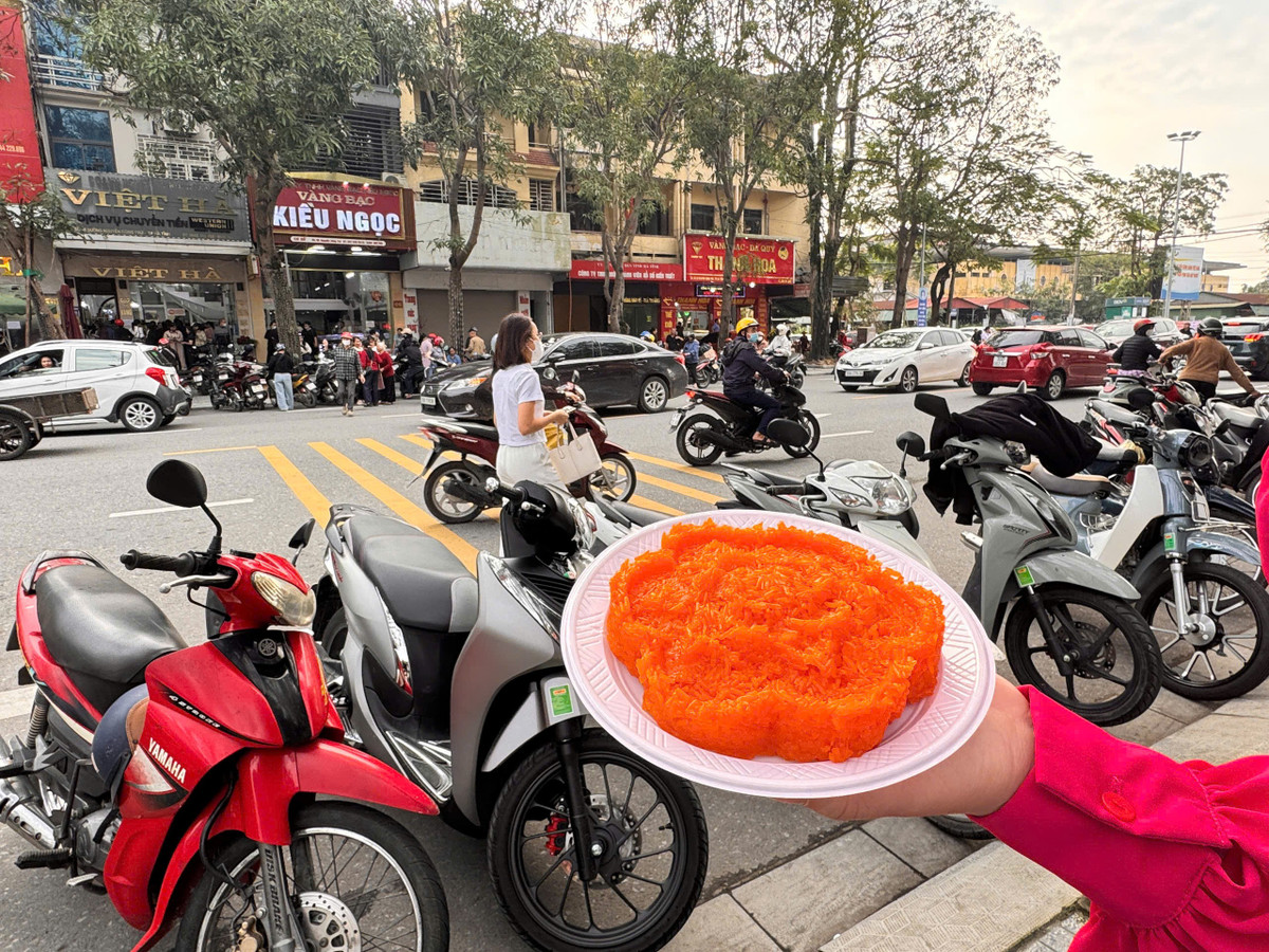 Người dân chen chân xếp hàng mua vàng ngày vía Thần Tài