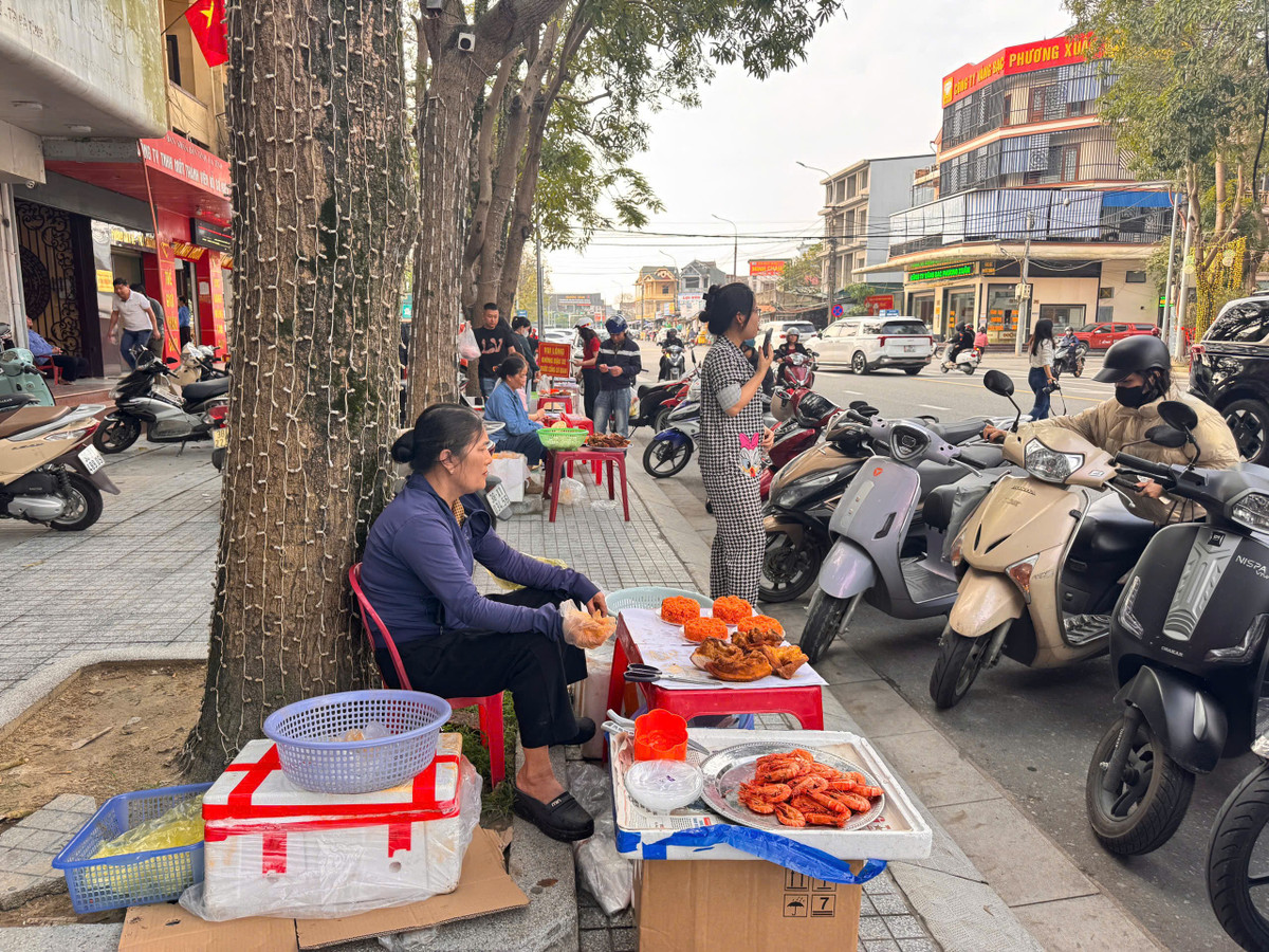 Người dân chen chân xếp hàng mua vàng ngày vía Thần Tài