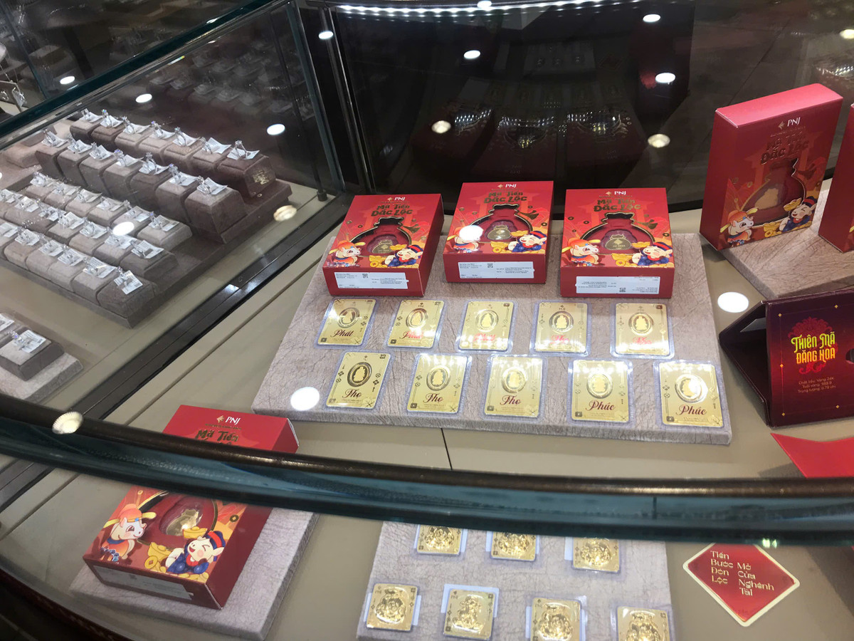 Người dân chen chân xếp hàng mua vàng ngày vía Thần Tài