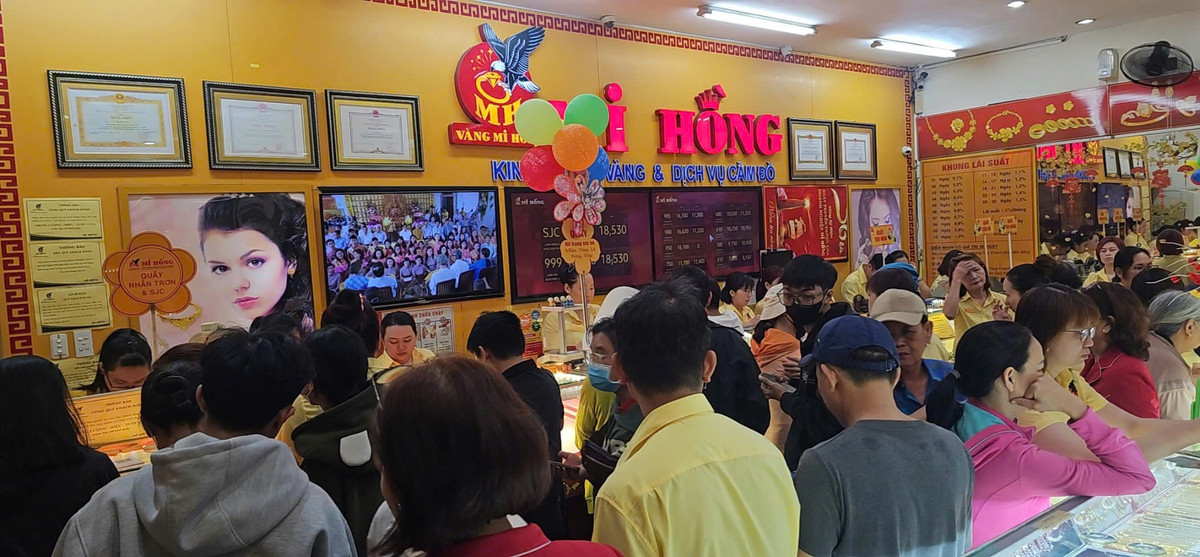 Người dân chen chân xếp hàng mua vàng ngày vía Thần Tài
