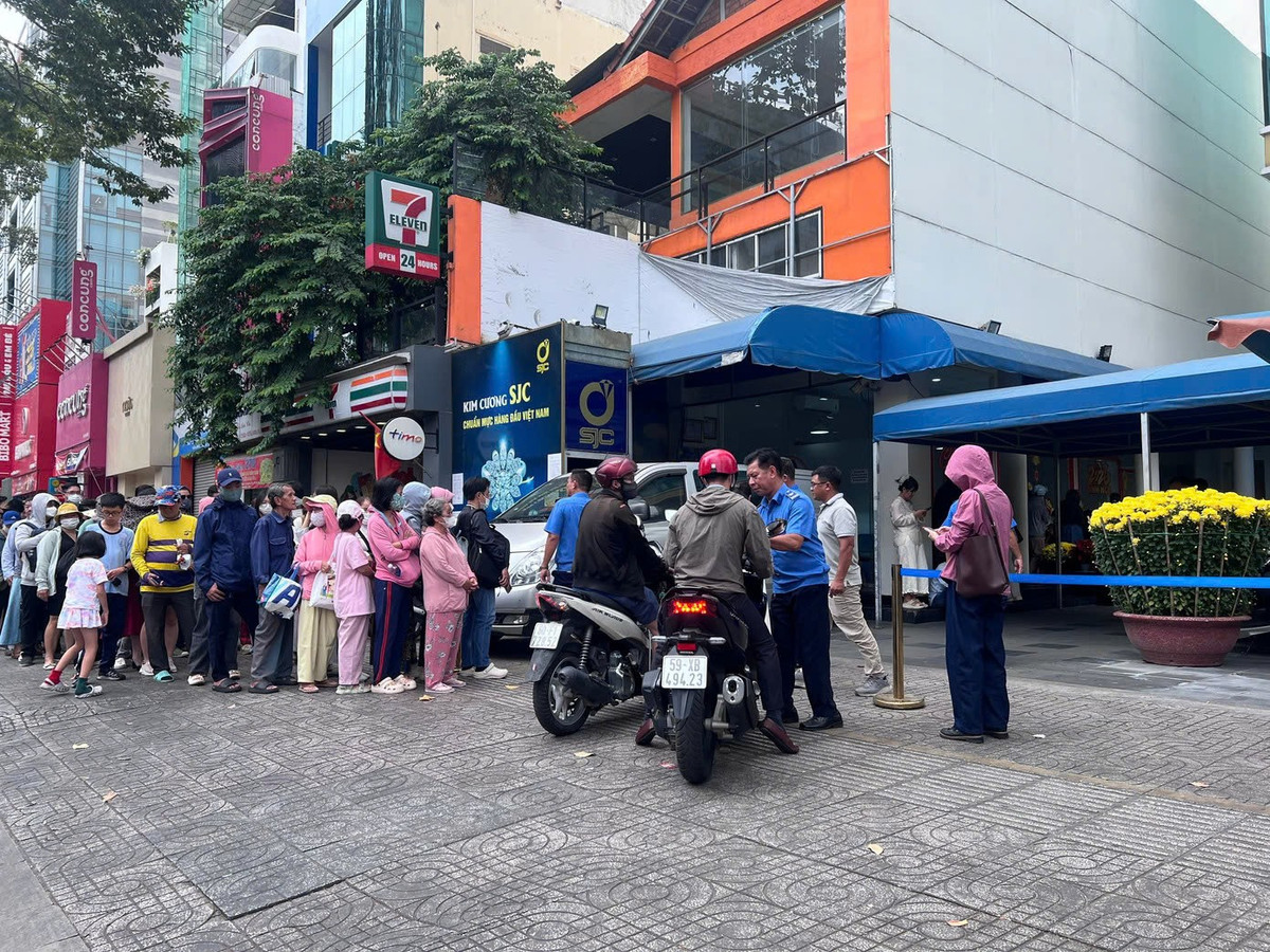 Người dân chen chân xếp hàng mua vàng ngày vía Thần Tài