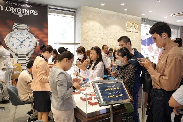 Người dân chen chân xếp hàng mua vàng ngày vía Thần Tài