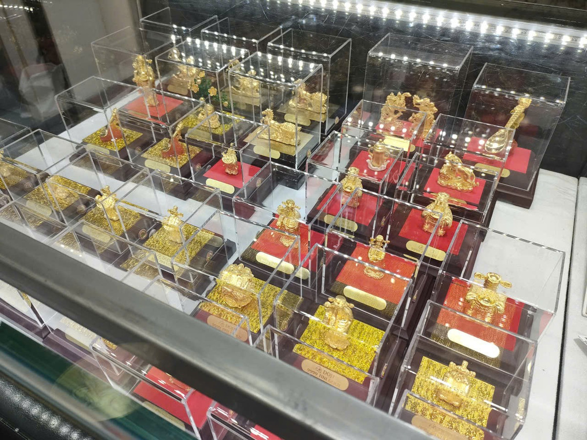 Người dân chen chân xếp hàng mua vàng ngày vía Thần Tài