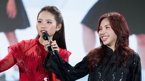 Chị gái xinh đẹp đồng hành cùng Phương Mỹ Chi suốt hành trình làm nghề