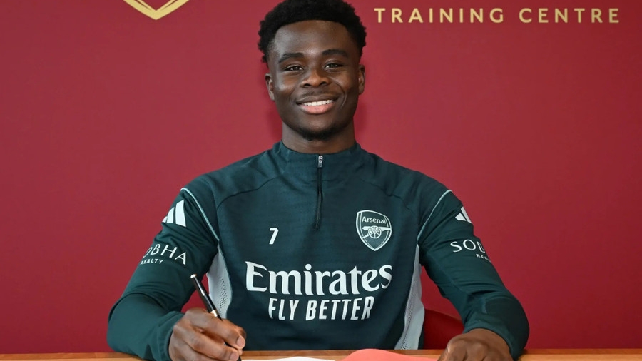 Arsenal ‘trói chân’ tới năm 2030, Saka bật khóc trước "món quà đặc biệt’