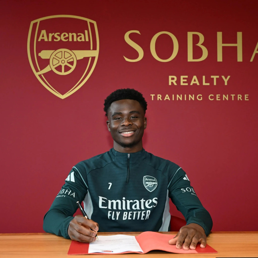 Arsenal ‘trói chân’ tới năm 2030, Saka bật khóc trước "món quà đặc biệt’