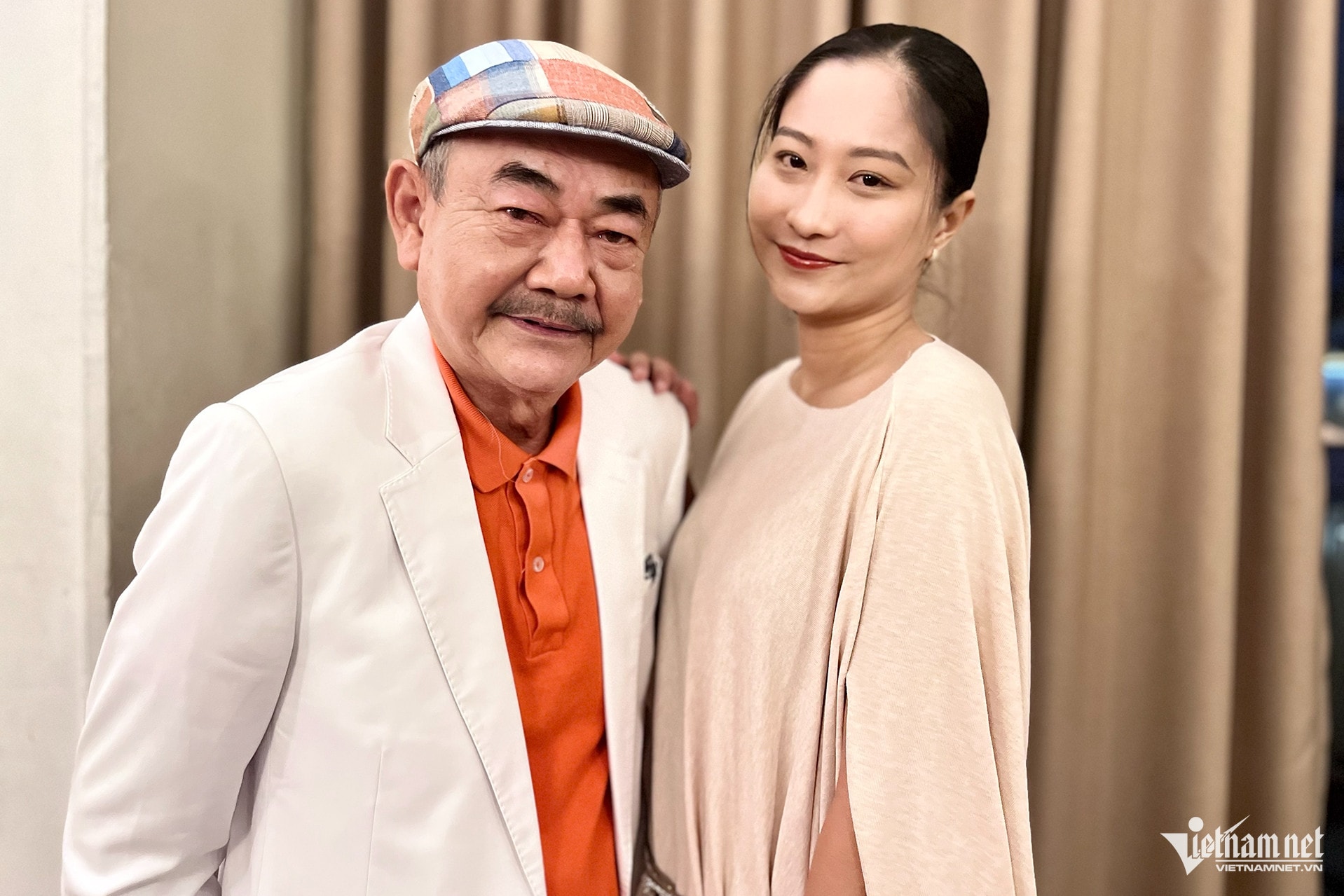 NSND Việt Anh tậu nhà mới ở tuổi 68 và cuộc sống viên mãn bên vợ kém 36 tuổi