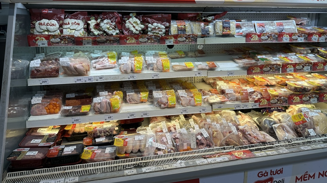 Thực phẩm đông lạnh tràn ngập siêu thị, nguồn cung dồi dào, giá trở lại bình ổn sau Tết