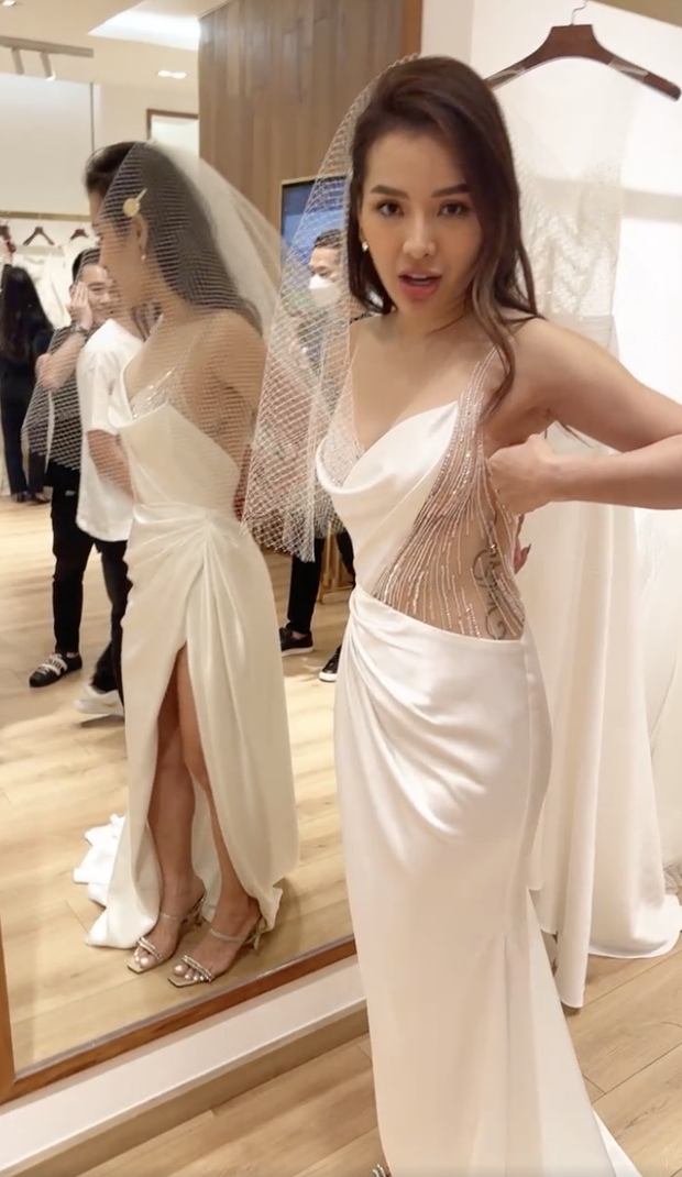 Phương Trinh Jolie gây sốt khi thử loạt váy cưới: Cắt xẻ hiểm hóc khiến dân tình đỏ mặt Phương Trinh Jolie gây sốt khi thử loạt váy cưới: Cắt xẻ hiểm hóc khiến dân tình đỏ mặt