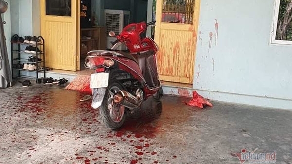 Phóng viên báo Tuổi Trẻ bị ném đầu lợn, tạt máu vào giữa nhà