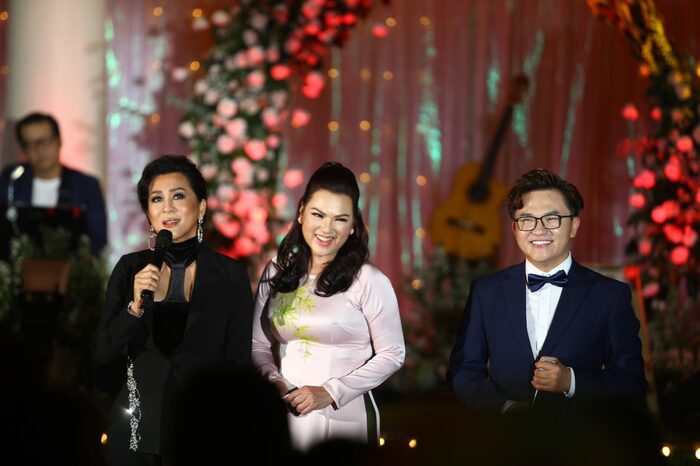 Dàn nghệ sĩ Việt nghẹn ngào kể lại kỉ niệm với cố nghệ sĩ Chí Tài trong đêm nhạc đặc biệt