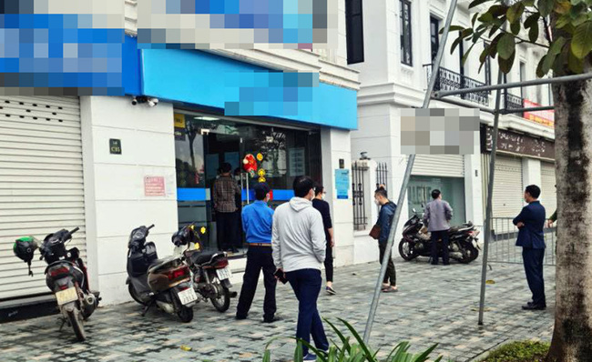 Hà Nội: Nam thanh niên vào ngân hàng cướp bọc tiền lớn, đánh rơi súng giả trong lúc bỏ chạy