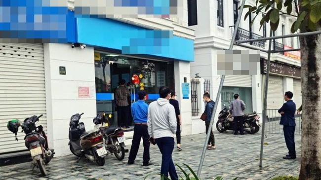 Hà Nội: Nam thanh niên vào ngân hàng cướp bọc tiền lớn, đánh rơi súng giả trong lúc bỏ chạy