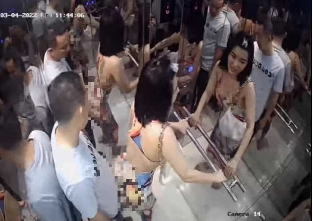 Á hậu doanh nhân đăng clip "hư hỏng" trong thang máy với chồng khiến người xem đỏ mặt