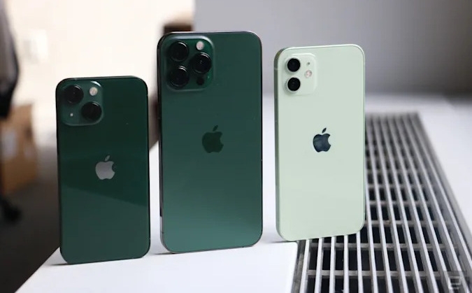 iPhone 13 series màu xanh lục hút khách Việt, iPhone SE 3 2022 "không phải dạng vừa"