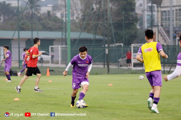 Quang Hải mệt mỏi trong buổi tập đầu tiên cùng đội tuyển Việt Nam