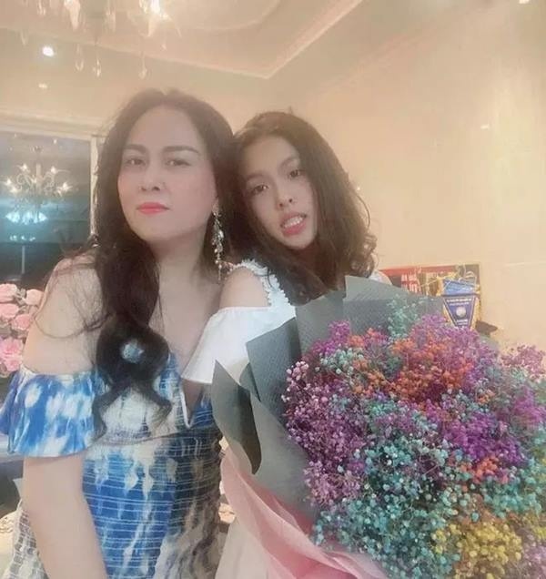 Đúng chuẩn rich kid, ái nữ nhà Phượng Chanel phổng phao tuổi 19, tự tin khoe body quyến rũ Đúng chuẩn rich kid, ái nữ nhà Phượng Chanel phổng phao tuổi 19, tự tin khoe body quyến rũ