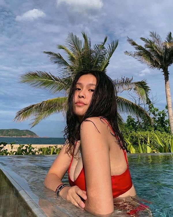 Đúng chuẩn rich kid, ái nữ nhà Phượng Chanel phổng phao tuổi 19, tự tin khoe body quyến rũ Đúng chuẩn rich kid, ái nữ nhà Phượng Chanel phổng phao tuổi 19, tự tin khoe body quyến rũ