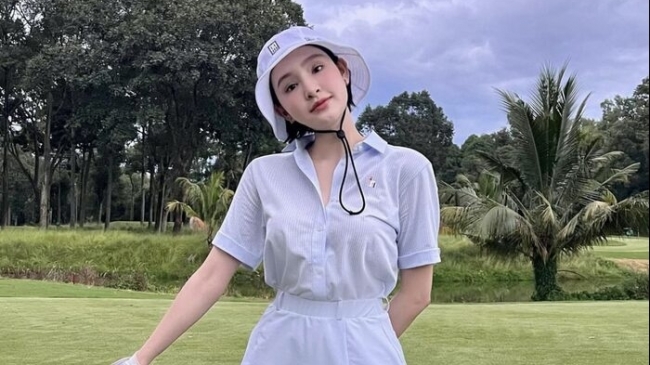 Độ này Hiền Hồ đi chơi golf nhiều hơn đi diễn: Biến sân golf thành sàn diễn, không lần nào mặc trùng đồ