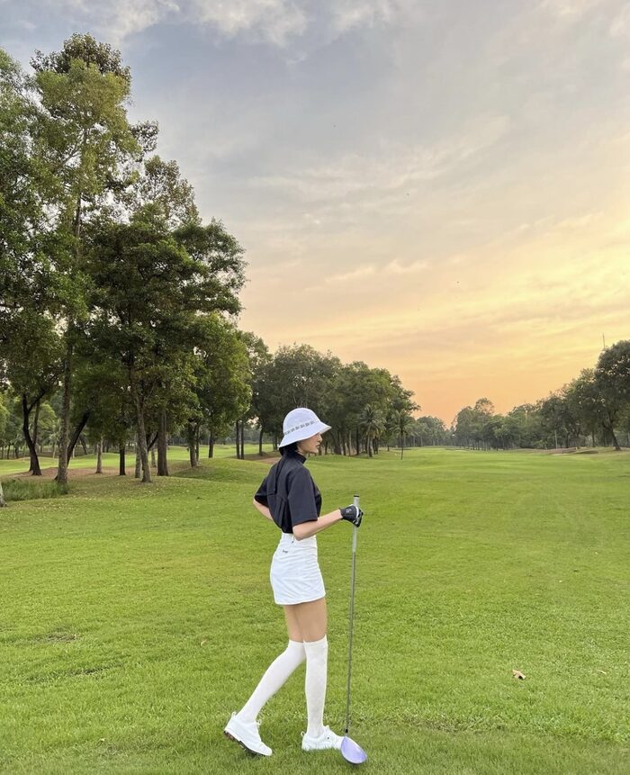 Độ này Hiền Hồ đi chơi golf nhiều hơn đi diễn: Biến sân golf thành sàn diễn, không lần nào mặc trùng đồ Độ này Hiền Hồ đi chơi golf nhiều hơn đi diễn: Biến sân golf thành sàn diễn, không lần nào mặc trùng đồ
