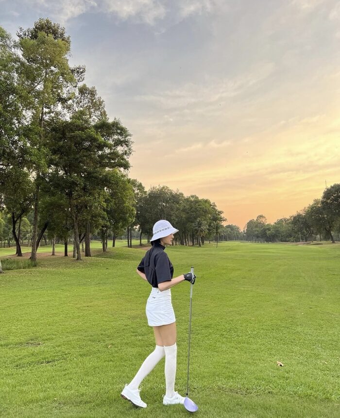 Độ này Hiền Hồ đi chơi golf nhiều hơn đi diễn: Biến sân golf thành sàn diễn, không lần nào mặc trùng đồ