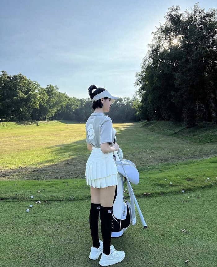 Độ này Hiền Hồ đi chơi golf nhiều hơn đi diễn: Biến sân golf thành sàn diễn, không lần nào mặc trùng đồ