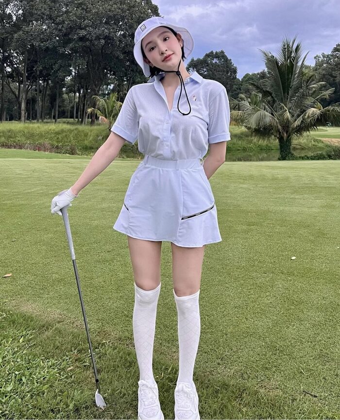 Độ này Hiền Hồ đi chơi golf nhiều hơn đi diễn: Biến sân golf thành sàn diễn, không lần nào mặc trùng đồ