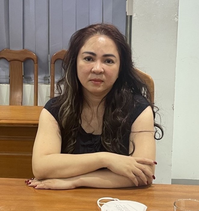 NÓNG: Hình ảnh mới nhất của bà Nguyễn Phương Hằng tại cơ quan điều tra