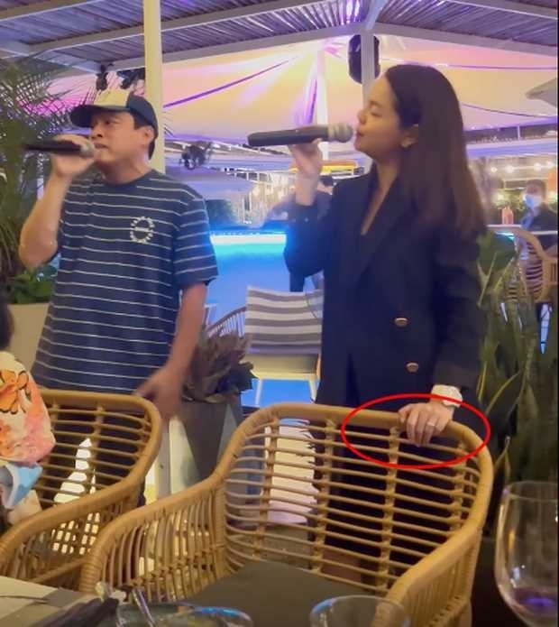 Song ca với Lam Trường, CĐM phát hiện Phạm Quỳnh Anh đeo nhẫn cầu hôn của tình trẻ Song ca với Lam Trường, CĐM phát hiện Phạm Quỳnh Anh đeo nhẫn cầu hôn của tình trẻ