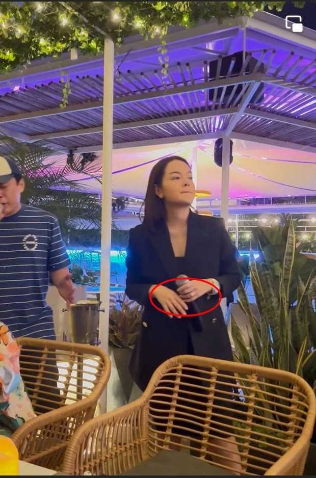 Song ca với Lam Trường, CĐM phát hiện Phạm Quỳnh Anh đeo nhẫn cầu hôn của tình trẻ Song ca với Lam Trường, CĐM phát hiện Phạm Quỳnh Anh đeo nhẫn cầu hôn của tình trẻ