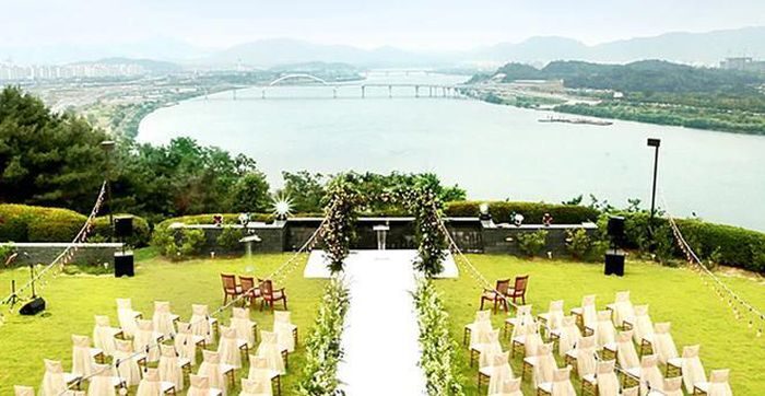 Hyun Bin và Son Ye Jin tổ chức hôn lễ ngoài trời vào giữa trưa