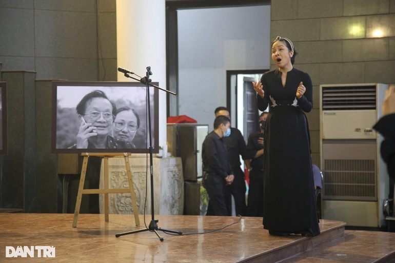 Ca sĩ Mỹ Linh xót xa hát "Hoa sữa" trong lễ tang nhạc sĩ Hồng Đăng