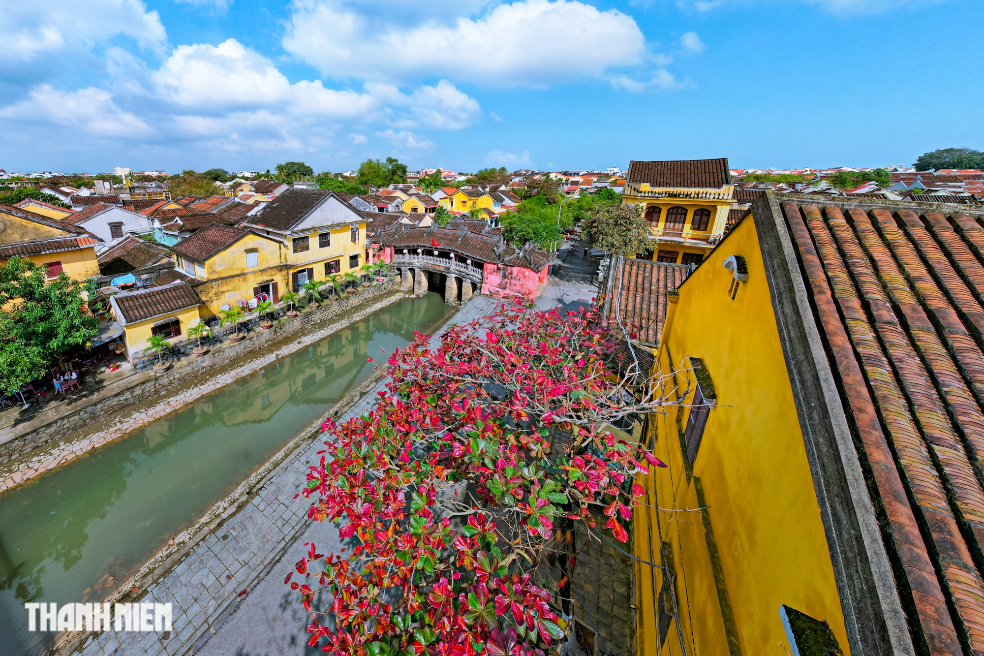 Phố cổ Hội An mùa bàng lá đỏ Phố cổ Hội An mùa bàng lá đỏ