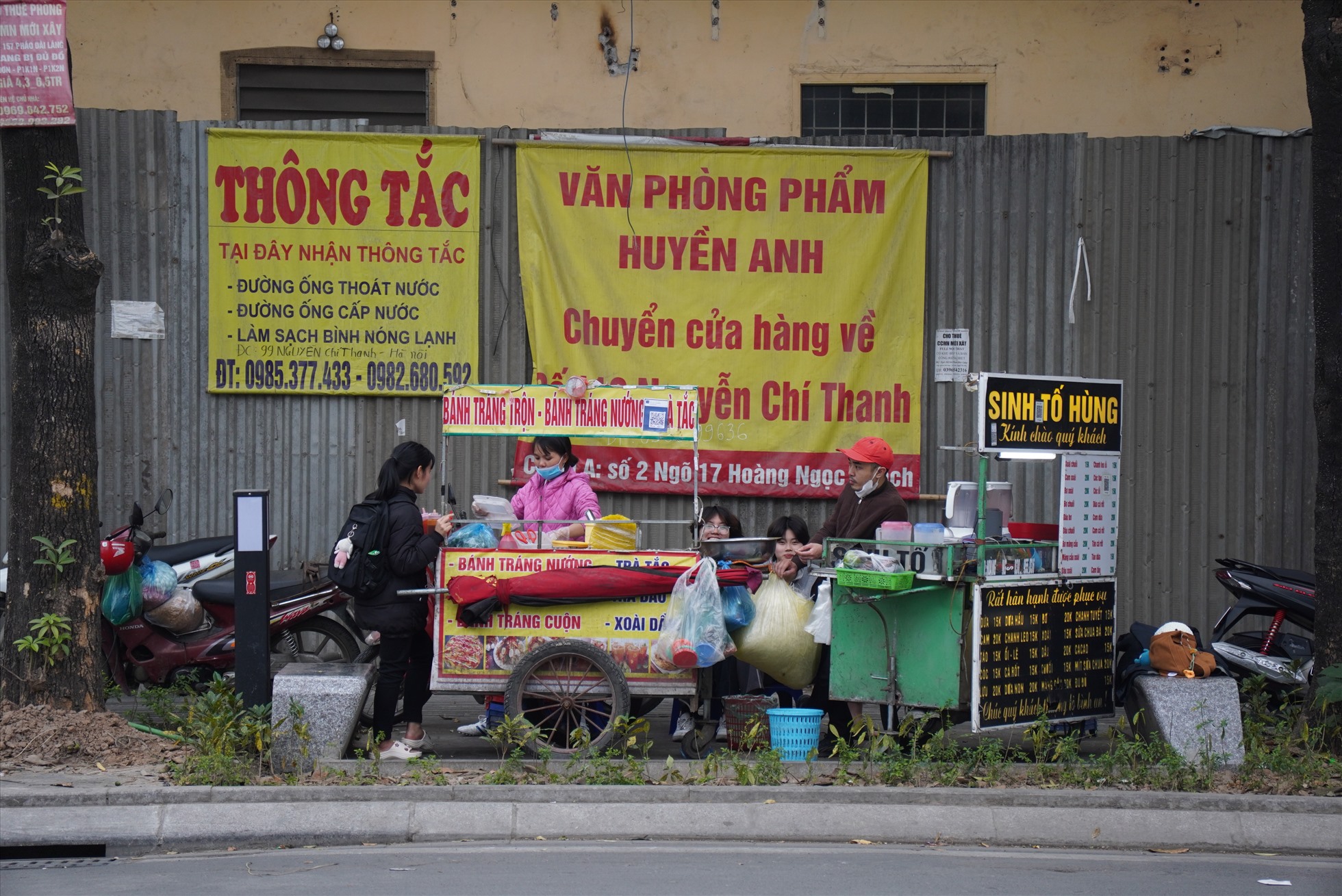 Hàng ghế đá ở phố Nguyễn Chí Thanh bị chiếm dụng thành nơi bán hàng rong