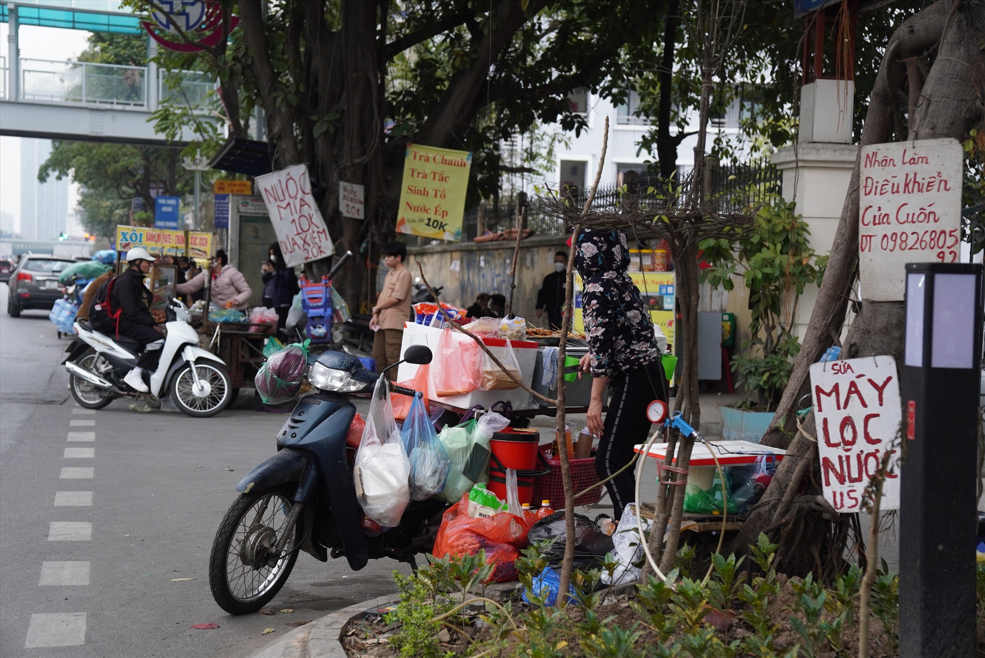 Hàng ghế đá ở phố Nguyễn Chí Thanh bị chiếm dụng thành nơi bán hàng rong
