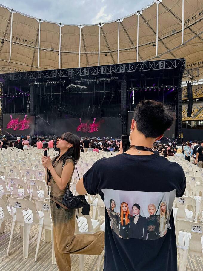 Anh Tú, Diệu Nhi xem concert của BLACKPINK, chiếc áo có “1-0-2” khiến fan “phì cười”