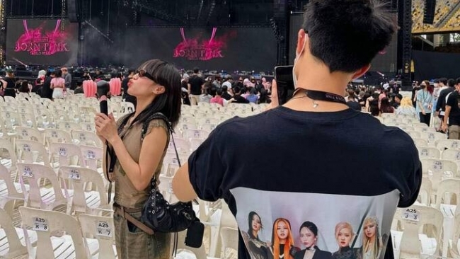 Anh Tú, Diệu Nhi xem concert của BLACKPINK, chiếc áo có “1-0-2” khiến fan “phì cười”