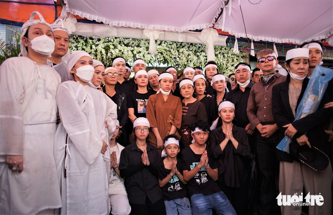 Hàng ngàn người chen kín đường đưa tiễn nghệ sĩ Vũ Linh Hàng ngàn người chen kín đường đưa tiễn nghệ sĩ Vũ Linh