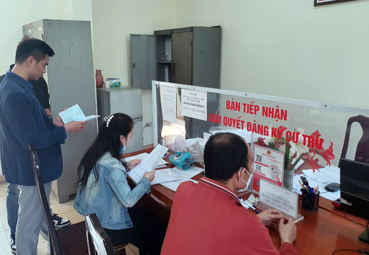 Hà Nội: Phụ huynh kiệt sức xin xác nhận cư trú cho con chuyển cấp học Hà Nội: Phụ huynh kiệt sức xin xác nhận cư trú cho con chuyển cấp học