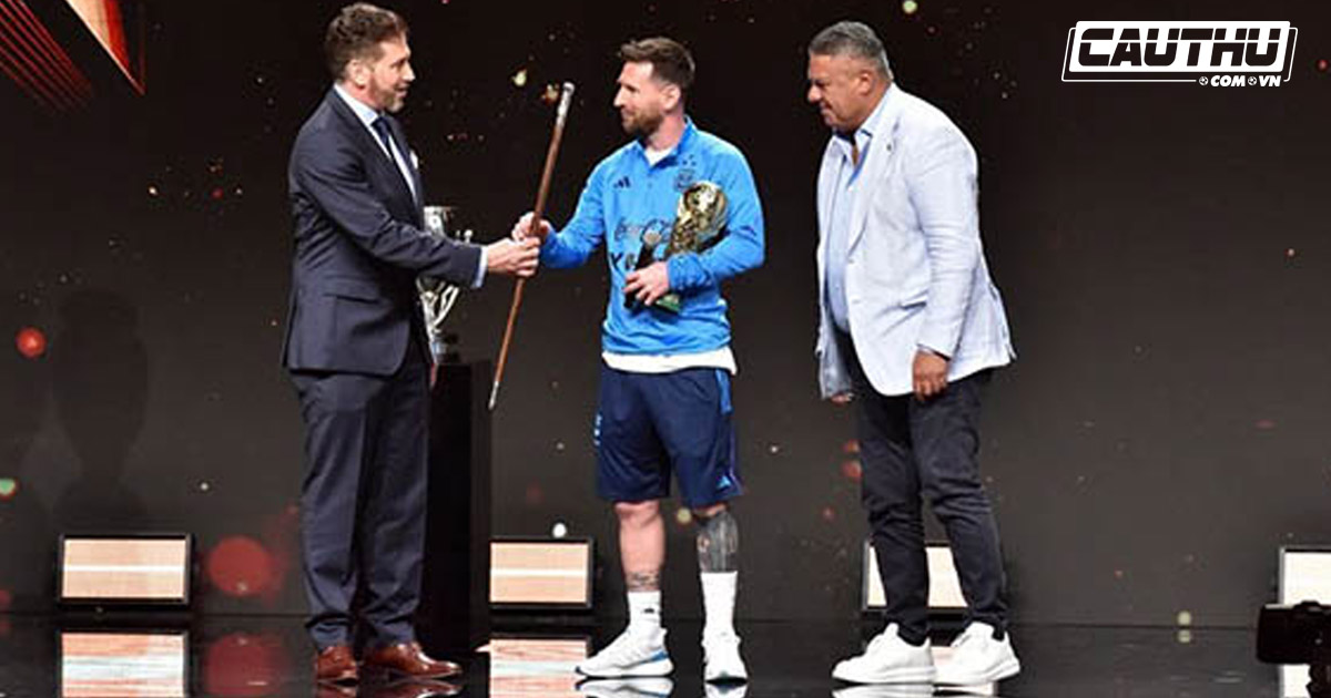 Messi được trao chiếc gậy danh giá của bóng đá Nam Mỹ