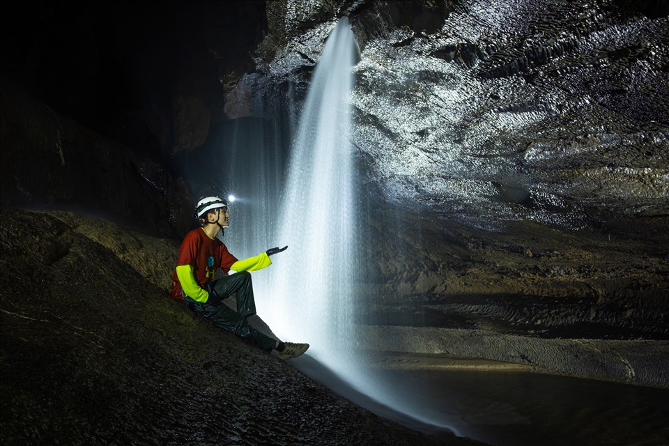 Khám phá thác nước trong hang động triệu năm dưới lòng đất ở Việt Nam