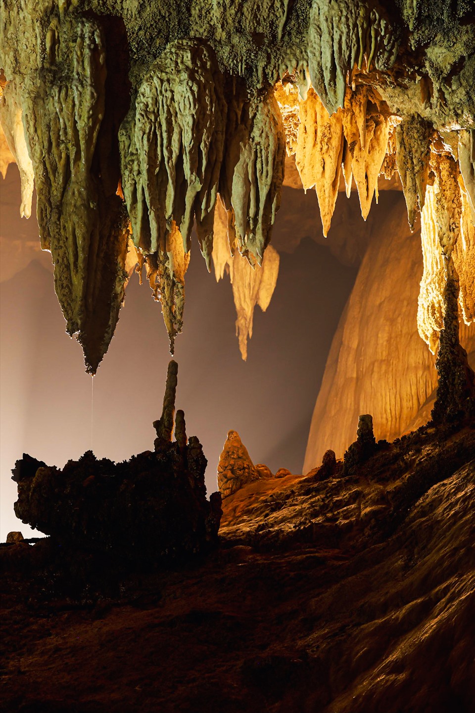 Khám phá thác nước trong hang động triệu năm dưới lòng đất ở Việt Nam