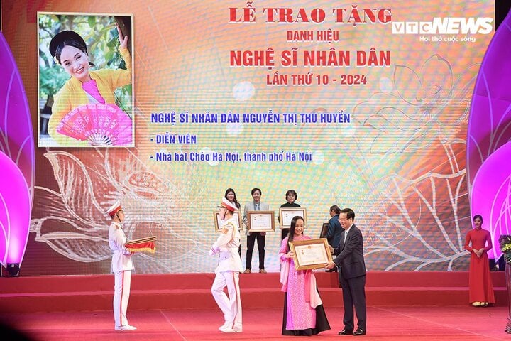 Xuân Bắc, Quốc Khánh và dàn nghệ sĩ hạnh phúc khi nhận danh hiệu NSND, NSƯT