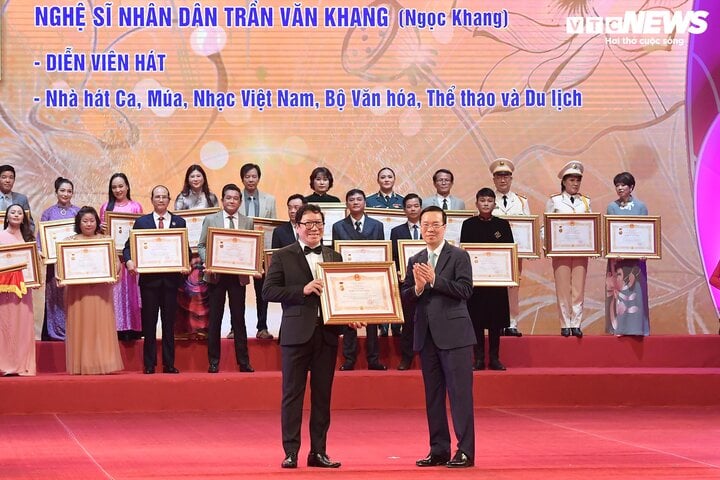 Xuân Bắc, Quốc Khánh và dàn nghệ sĩ hạnh phúc khi nhận danh hiệu NSND, NSƯT