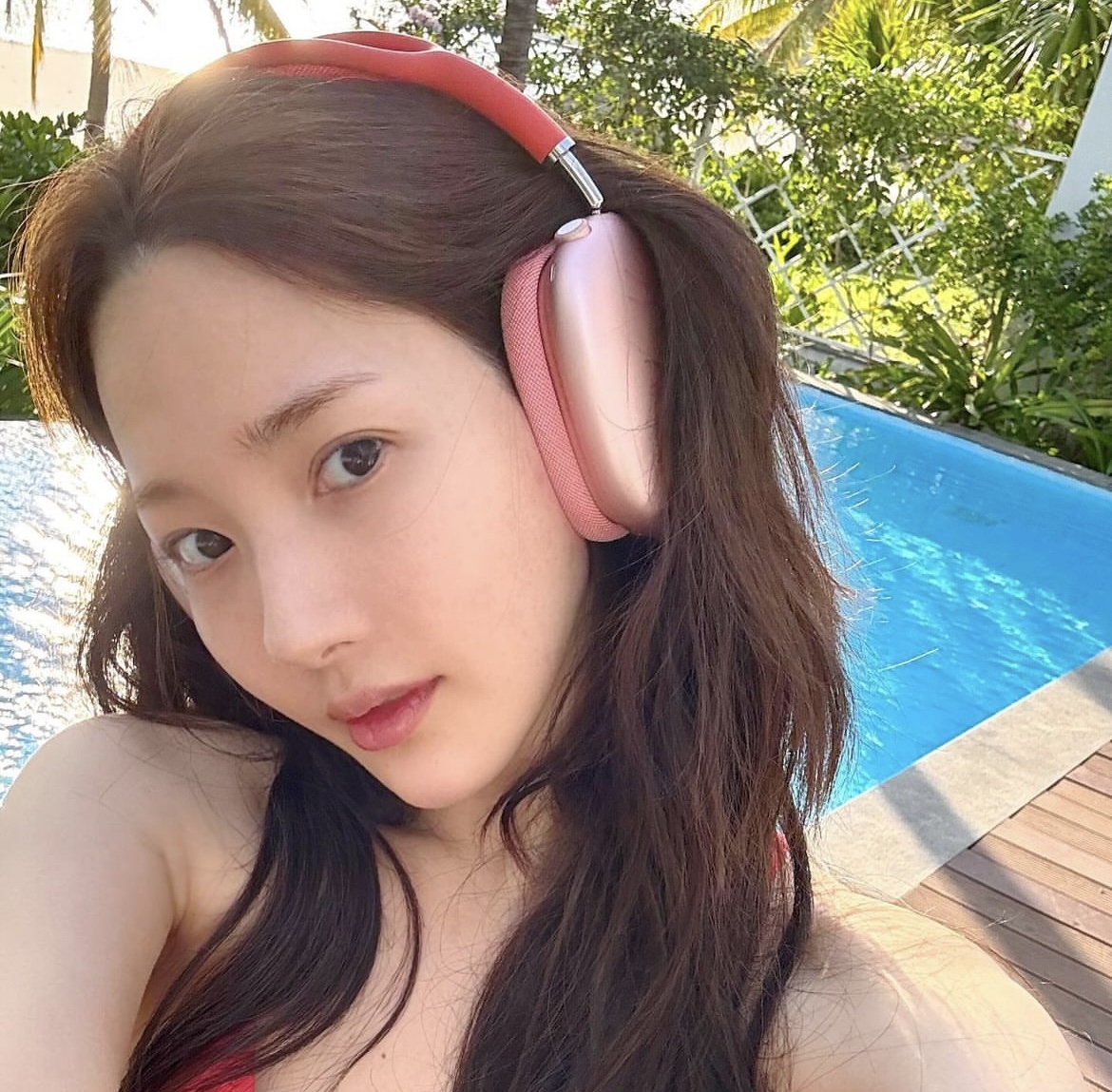 Park Min Young khoe nhan sắc rạng rỡ khi nghỉ dưỡng ở Nha Trang