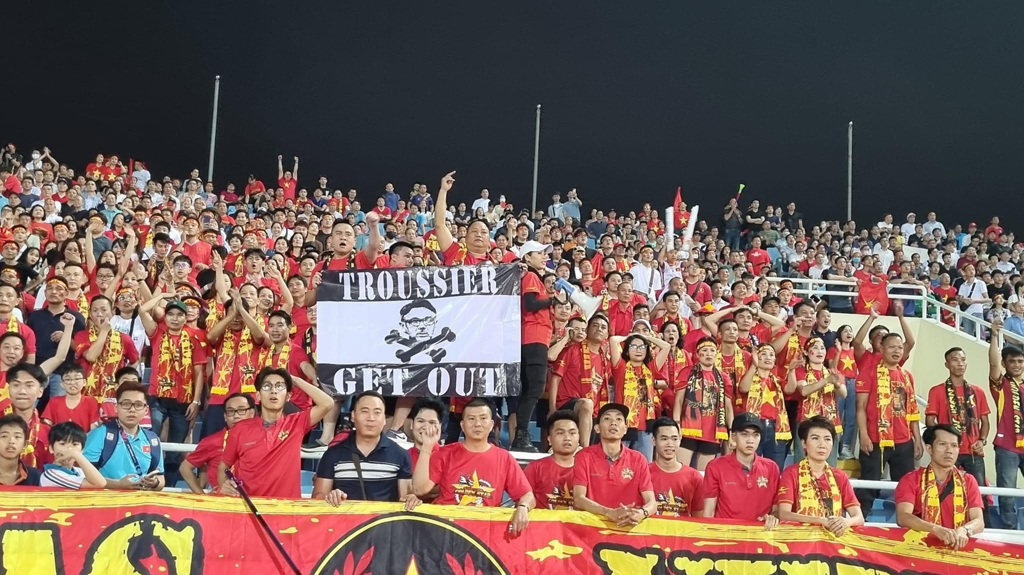 Ngay sau trận Việt Nam - Indonesia 0-3: Chấm dứt hợp đồng với HLV Troussier