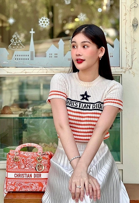 Lê Âu Ngân Anh diện đồ hiệu xa hoa, đẹp rạng rỡ Lê Âu Ngân Anh diện đồ hiệu xa hoa, đẹp rạng rỡ